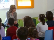 L'Àngels Ollé explicant un conte a la Biblioteca Antoni Gaudí l'any 2012. Foto: Ajuntament de Riudoms