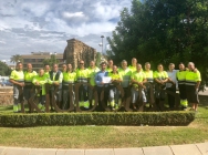 La Brigada Municipal posa amb les tres Flors d'Honor de Viles Florides