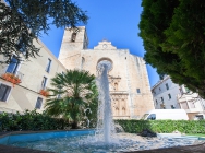 L'esglèsia, vista des de la plaça