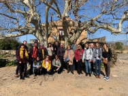 Un grup de guies turístics es fotografien davant del Mas de la Calderera
